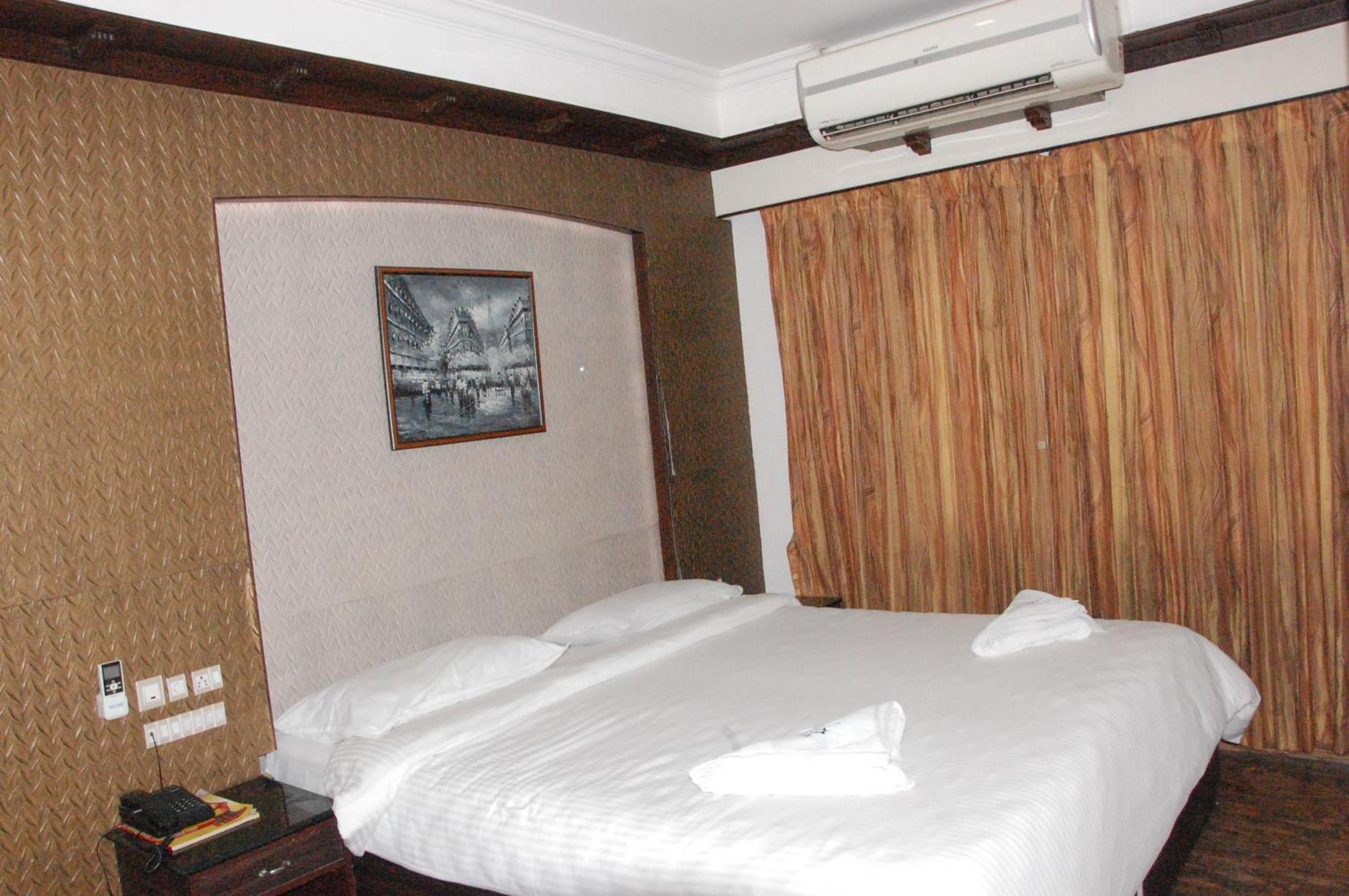 Hotel Blue Star โคอิมบาทอร์ ภายนอก รูปภาพ